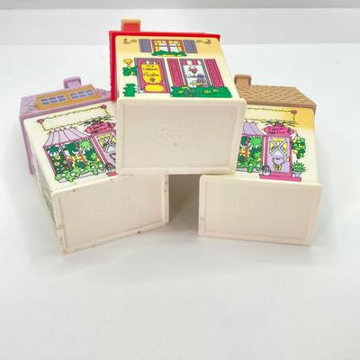 LOT 81: Vintage Party-Lite Winding Lane by Susan Winget, Reader's Digest Small Houses, Yankee Candles / Tea Light Holders, Nautica...