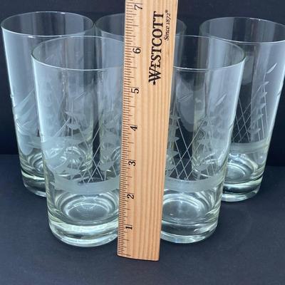 LOT 81: Vintage Party-Lite Winding Lane by Susan Winget, Reader's Digest Small Houses, Yankee Candles / Tea Light Holders, Nautica...