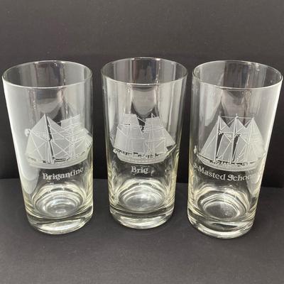 LOT 81: Vintage Party-Lite Winding Lane by Susan Winget, Reader's Digest Small Houses, Yankee Candles / Tea Light Holders, Nautica...