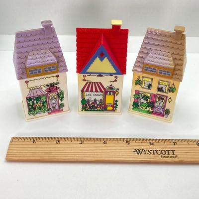 LOT 81: Vintage Party-Lite Winding Lane by Susan Winget, Reader's Digest Small Houses, Yankee Candles / Tea Light Holders, Nautica...