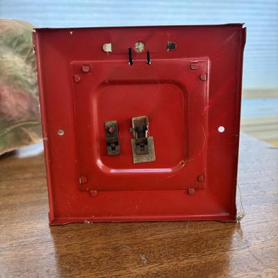 LOT 86: Vintage Plasticville Houses, Paper Mache Train Tunnels, Lionel Whistle Station, Lionel No.395 Flood Light Tower and Accessories