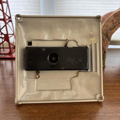 LOT 86: Vintage Plasticville Houses, Paper Mache Train Tunnels, Lionel Whistle Station, Lionel No.395 Flood Light Tower and Accessories