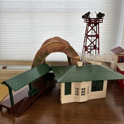 LOT 86: Vintage Plasticville Houses, Paper Mache Train Tunnels, Lionel Whistle Station, Lionel No.395 Flood Light Tower and Accessories