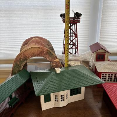 LOT 86: Vintage Plasticville Houses, Paper Mache Train Tunnels, Lionel Whistle Station, Lionel No.395 Flood Light Tower and Accessories
