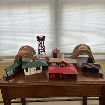 LOT 86: Vintage Plasticville Houses, Paper Mache Train Tunnels, Lionel Whistle Station, Lionel No.395 Flood Light Tower and Accessories