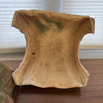 LOT 86: Vintage Plasticville Houses, Paper Mache Train Tunnels, Lionel Whistle Station, Lionel No.395 Flood Light Tower and Accessories