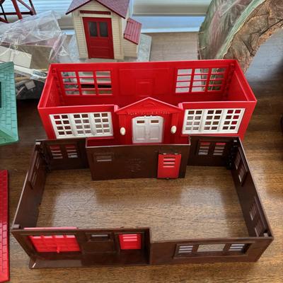 LOT 86: Vintage Plasticville Houses, Paper Mache Train Tunnels, Lionel Whistle Station, Lionel No.395 Flood Light Tower and Accessories