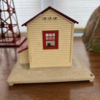 LOT 86: Vintage Plasticville Houses, Paper Mache Train Tunnels, Lionel Whistle Station, Lionel No.395 Flood Light Tower and Accessories