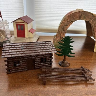 LOT 86: Vintage Plasticville Houses, Paper Mache Train Tunnels, Lionel Whistle Station, Lionel No.395 Flood Light Tower and Accessories