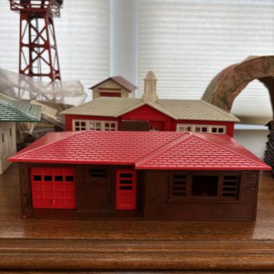 LOT 86: Vintage Plasticville Houses, Paper Mache Train Tunnels, Lionel Whistle Station, Lionel No.395 Flood Light Tower and Accessories