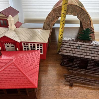 LOT 86: Vintage Plasticville Houses, Paper Mache Train Tunnels, Lionel Whistle Station, Lionel No.395 Flood Light Tower and Accessories