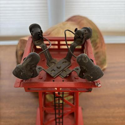 LOT 86: Vintage Plasticville Houses, Paper Mache Train Tunnels, Lionel Whistle Station, Lionel No.395 Flood Light Tower and Accessories