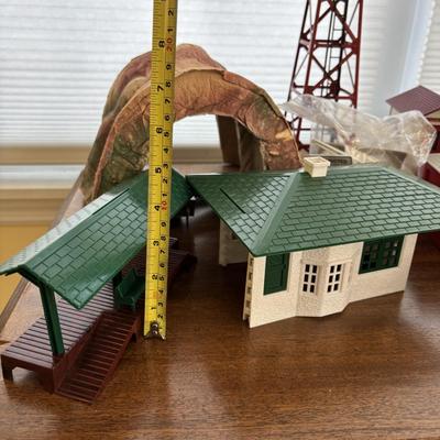 LOT 86: Vintage Plasticville Houses, Paper Mache Train Tunnels, Lionel Whistle Station, Lionel No.395 Flood Light Tower and Accessories