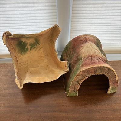 LOT 86: Vintage Plasticville Houses, Paper Mache Train Tunnels, Lionel Whistle Station, Lionel No.395 Flood Light Tower and Accessories