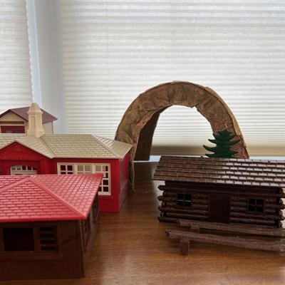 LOT 86: Vintage Plasticville Houses, Paper Mache Train Tunnels, Lionel Whistle Station, Lionel No.395 Flood Light Tower and Accessories