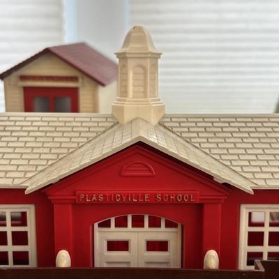 LOT 86: Vintage Plasticville Houses, Paper Mache Train Tunnels, Lionel Whistle Station, Lionel No.395 Flood Light Tower and Accessories