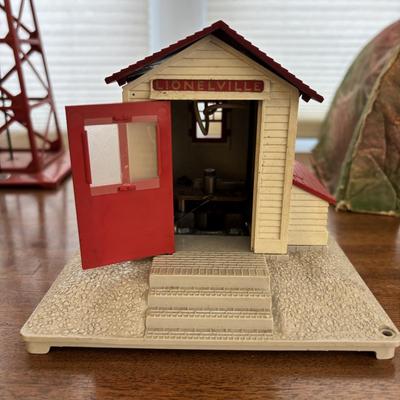 LOT 86: Vintage Plasticville Houses, Paper Mache Train Tunnels, Lionel Whistle Station, Lionel No.395 Flood Light Tower and Accessories
