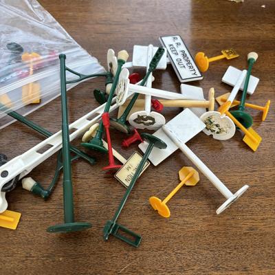 LOT 86: Vintage Plasticville Houses, Paper Mache Train Tunnels, Lionel Whistle Station, Lionel No.395 Flood Light Tower and Accessories