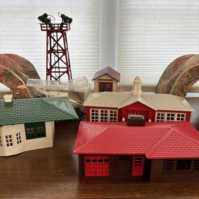 LOT 86: Vintage Plasticville Houses, Paper Mache Train Tunnels, Lionel Whistle Station, Lionel No.395 Flood Light Tower and Accessories