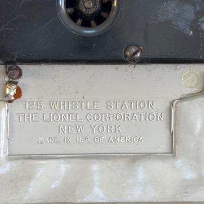 LOT 86: Vintage Plasticville Houses, Paper Mache Train Tunnels, Lionel Whistle Station, Lionel No.395 Flood Light Tower and Accessories