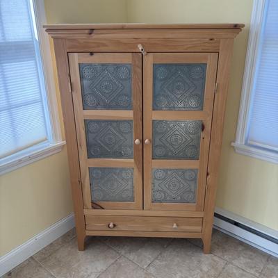 LOT 94: S.J. Bailey & Sons Mastercraft Wooden Unfinished Pine Pie Safe