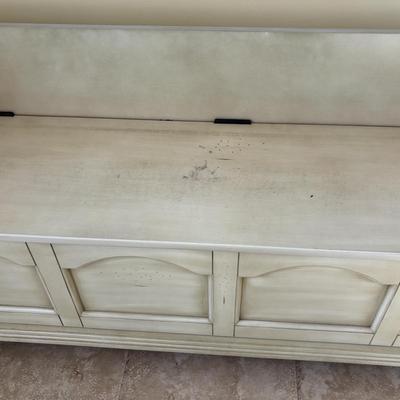 LOT 95: Farmhouse Chic Storage Bench
