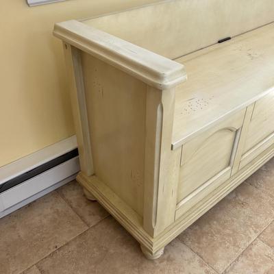 LOT 95: Farmhouse Chic Storage Bench