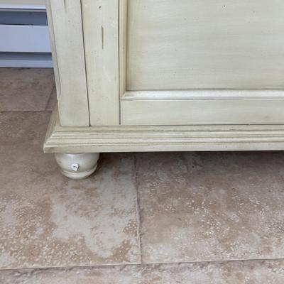 LOT 95: Farmhouse Chic Storage Bench