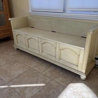 LOT 95: Farmhouse Chic Storage Bench