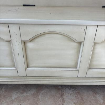 LOT 95: Farmhouse Chic Storage Bench
