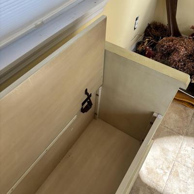 LOT 95: Farmhouse Chic Storage Bench