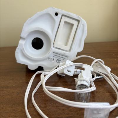 LOT 98: Dept 56 Accessories, Charles Dickens Series Childe Ponde, Cratchit's Corner