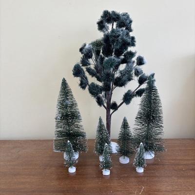 LOT 98: Dept 56 Accessories, Charles Dickens Series Childe Ponde, Cratchit's Corner