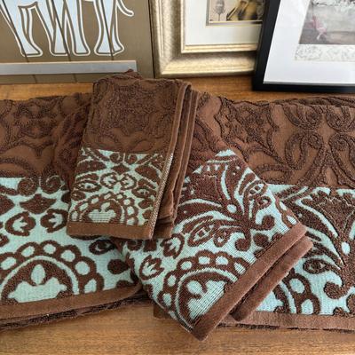 LOT 101: Bath Time Home Decor & More: Elephant Figures, Wall Art, Square Metal Storage Bin, Thirty-One Mini Caddy