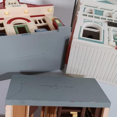 LOT 114: Department 56, David Winter and Hallmark House Ornaments