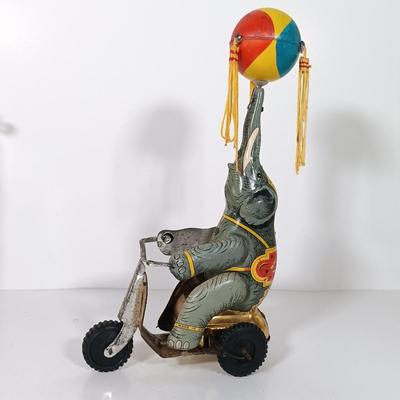 LOT 116: Elephant Themed Ornaments and Home Decor