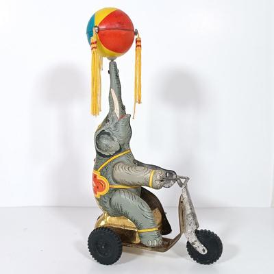 LOT 116: Elephant Themed Ornaments and Home Decor