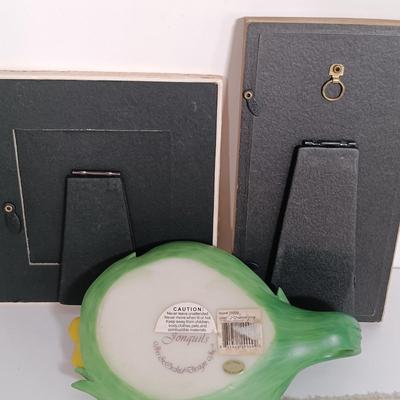 LOT 117: Fitz and Floyd Fauna and Flora Plate, Arabia Finland Floral Plates, Pendelfin Stonecraft & More