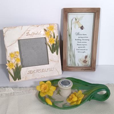 LOT 117: Fitz and Floyd Fauna and Flora Plate, Arabia Finland Floral Plates, Pendelfin Stonecraft & More