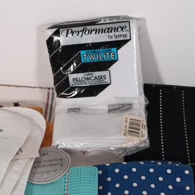 LOT 120: Collection of New / Old Stock Kitchen and Home Decor