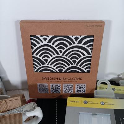 LOT 120: Collection of New / Old Stock Kitchen and Home Decor