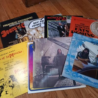 LOT 129: Tune Tote Case with 45s and a Collection of Vintage Records