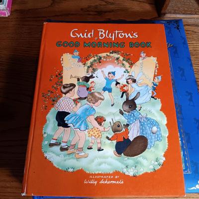 LOT 130: Vintage Enid Blyton with Hard-Boiled Detectives Anthology and Nancy Drew