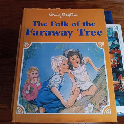 LOT 130: Vintage Enid Blyton with Hard-Boiled Detectives Anthology and Nancy Drew