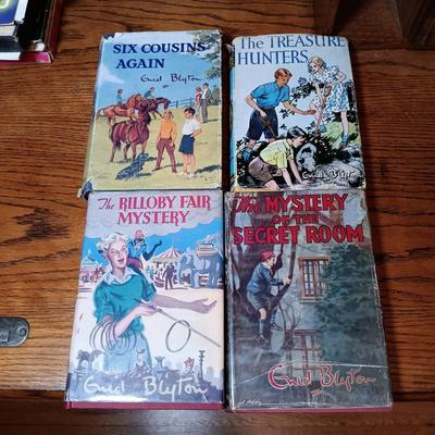 LOT 130: Vintage Enid Blyton with Hard-Boiled Detectives Anthology and Nancy Drew