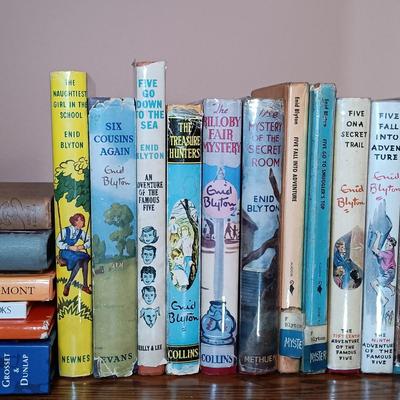 LOT 130: Vintage Enid Blyton with Hard-Boiled Detectives Anthology and Nancy Drew