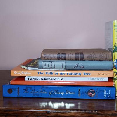 LOT 130: Vintage Enid Blyton with Hard-Boiled Detectives Anthology and Nancy Drew