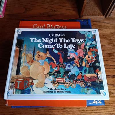 LOT 130: Vintage Enid Blyton with Hard-Boiled Detectives Anthology and Nancy Drew