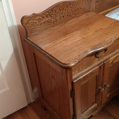 LOT 131: Vintage Oak Furniture Bedroom Set