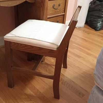 LOT 131: Vintage Oak Furniture Bedroom Set